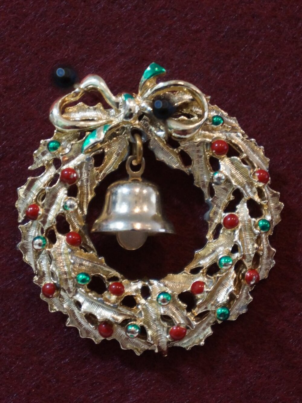 VTG Gold Christmas Wreath Brooch Pin with Bell
